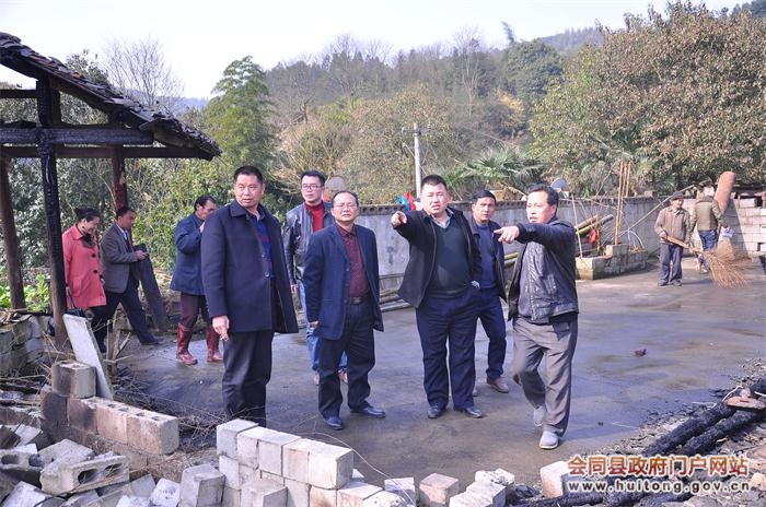 杨贤东到马鞍镇阳隆村看望慰问火灾受灾户